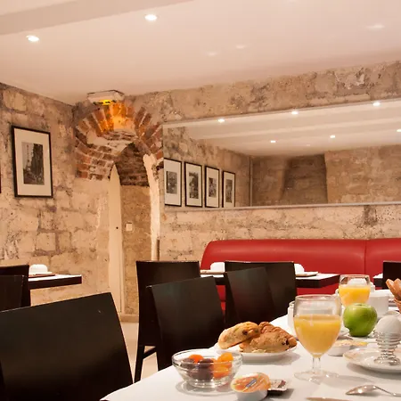 Des Deux Avenues Hotel