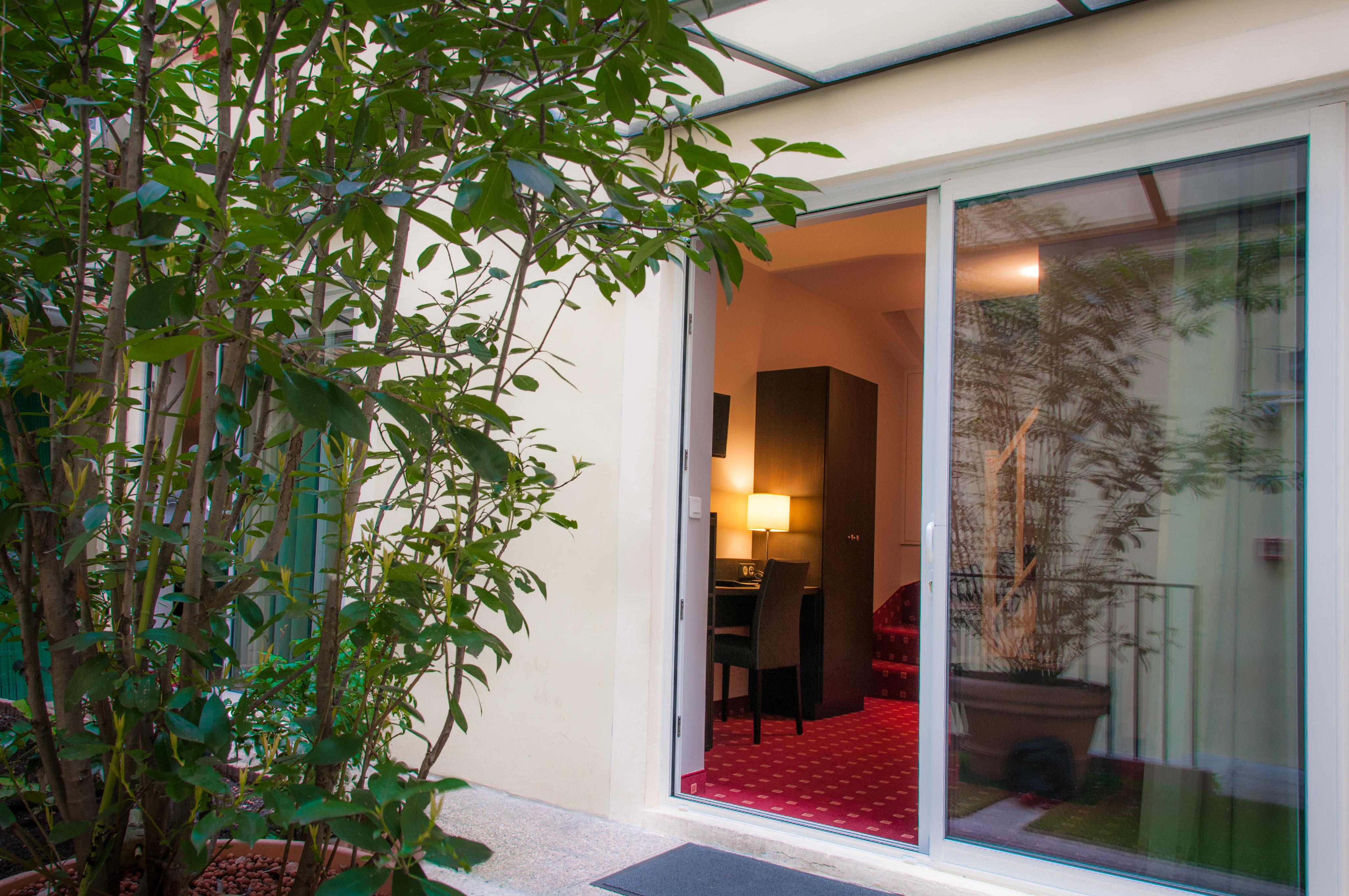 Des Deux Avenues 3* Paris