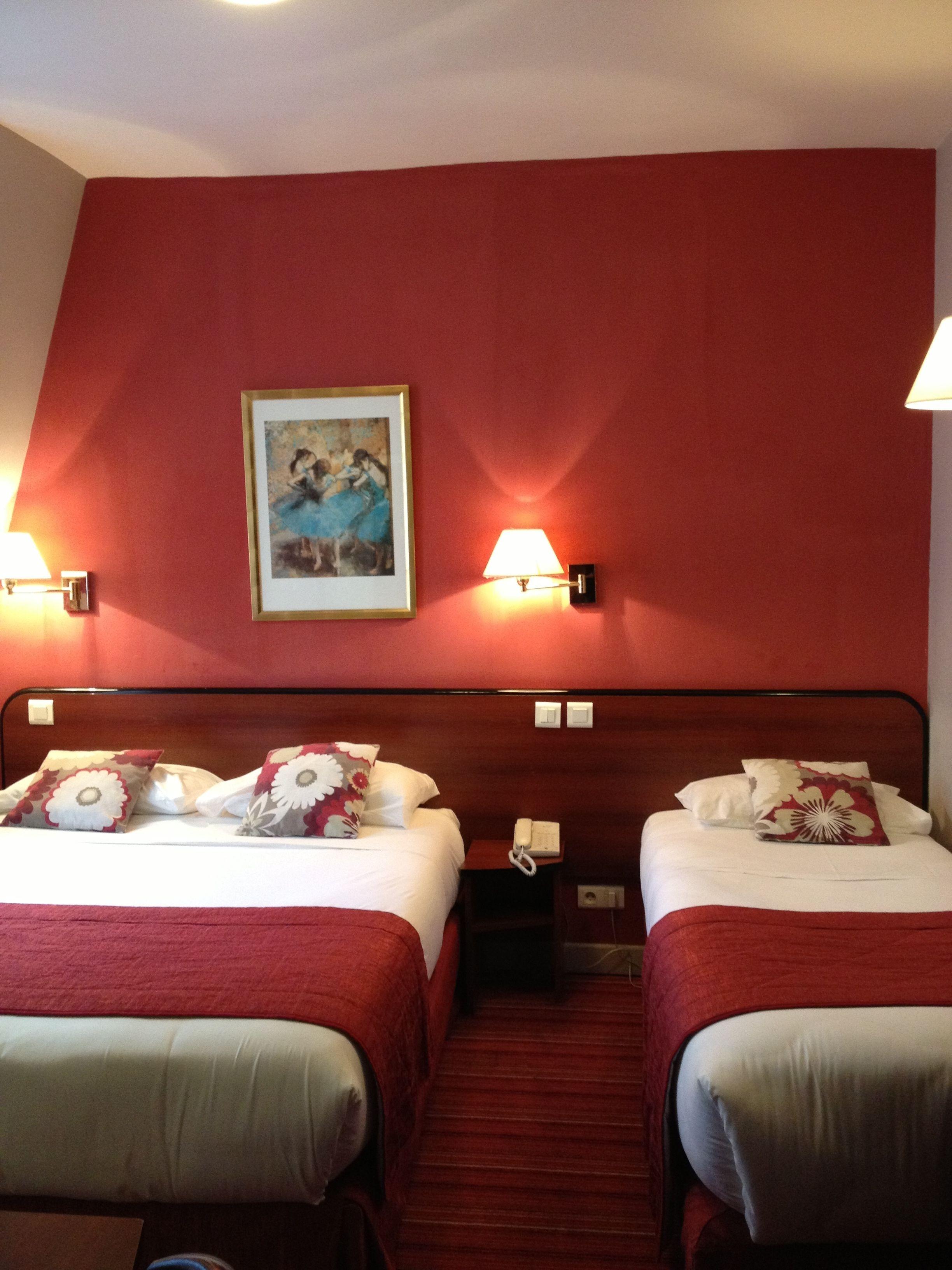 Des Deux Avenues Paris