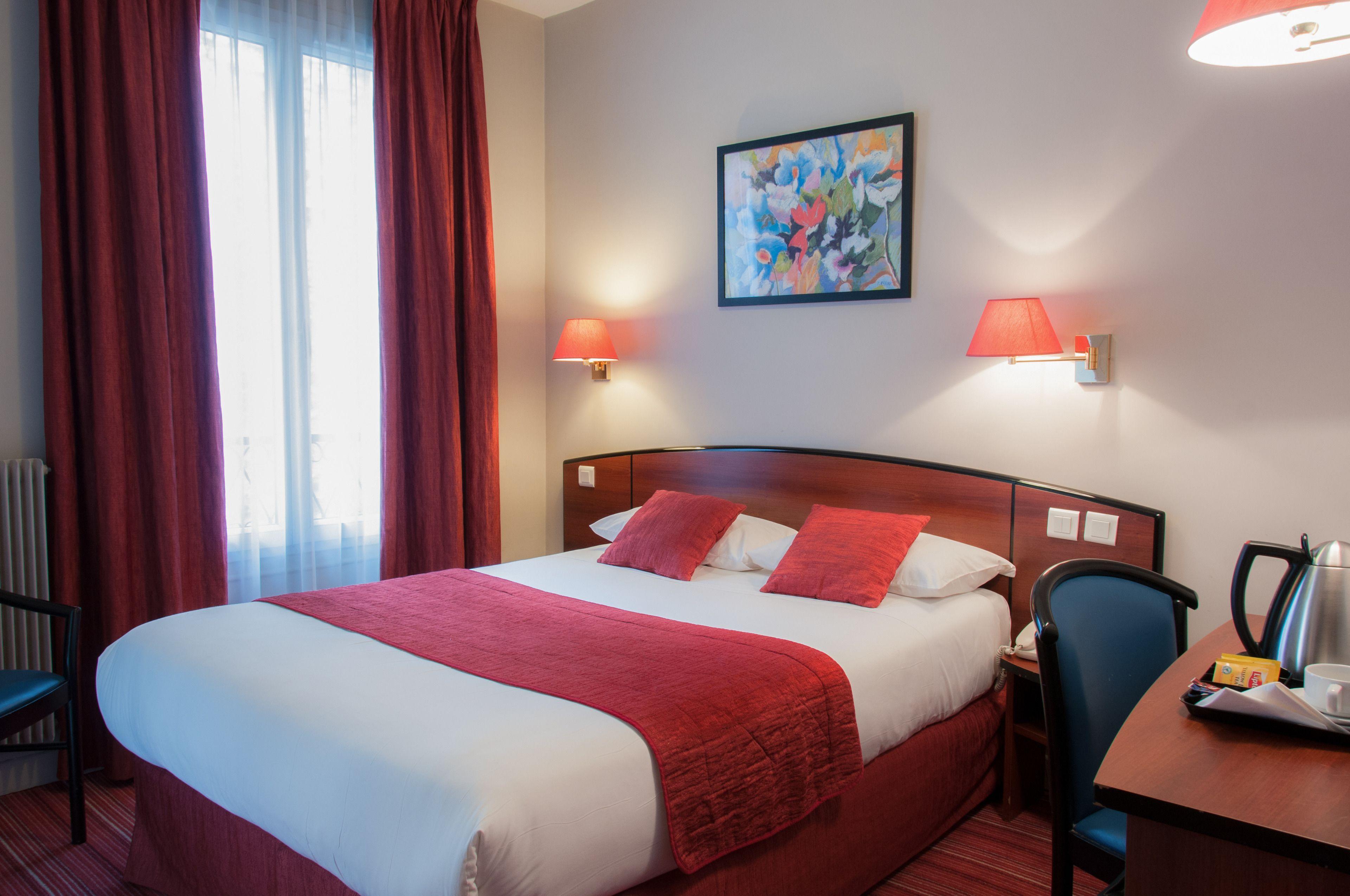 Des Deux Avenues Paris