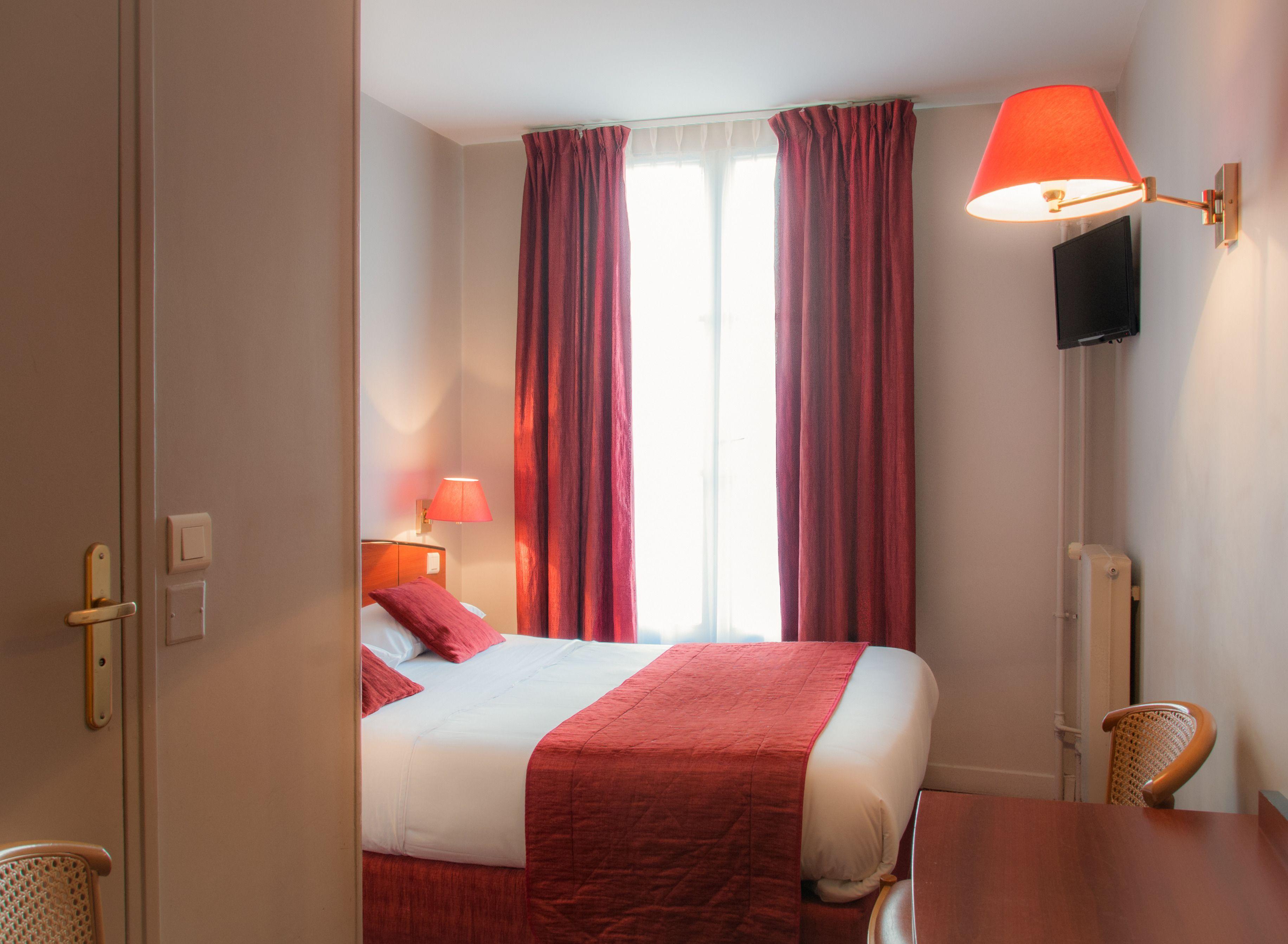 Des Deux Avenues Paris