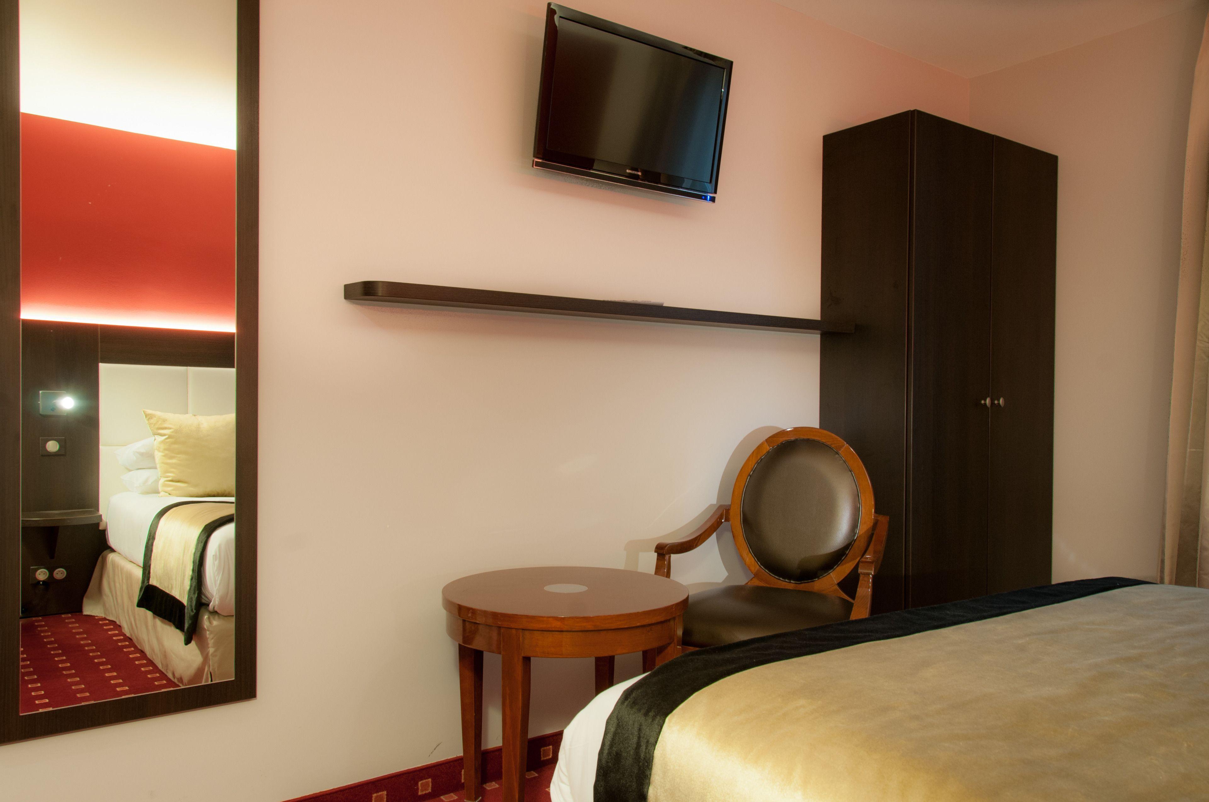 Des Deux Avenues Hotel 3*