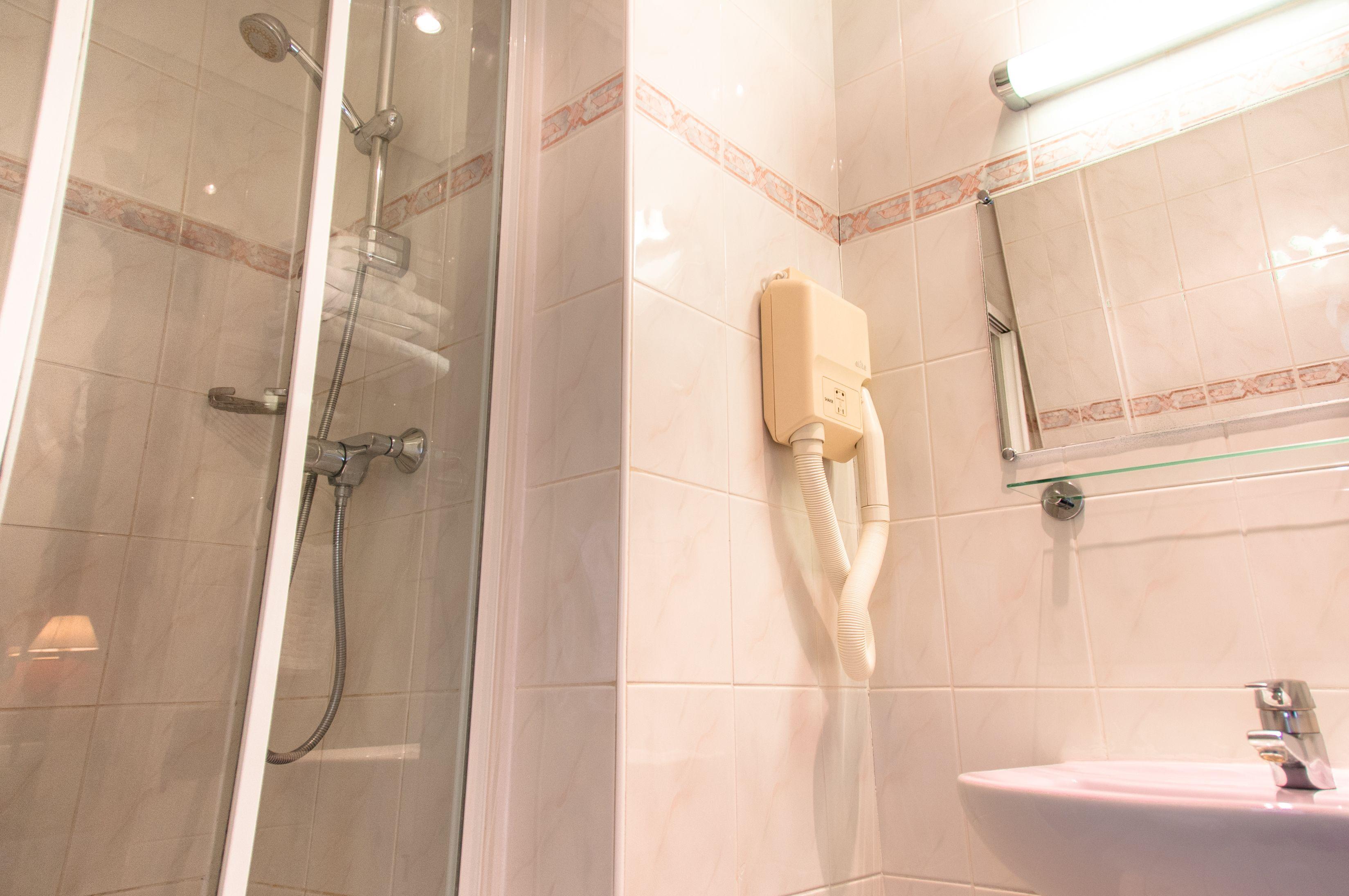 Hotel Des Deux Avenues 3*