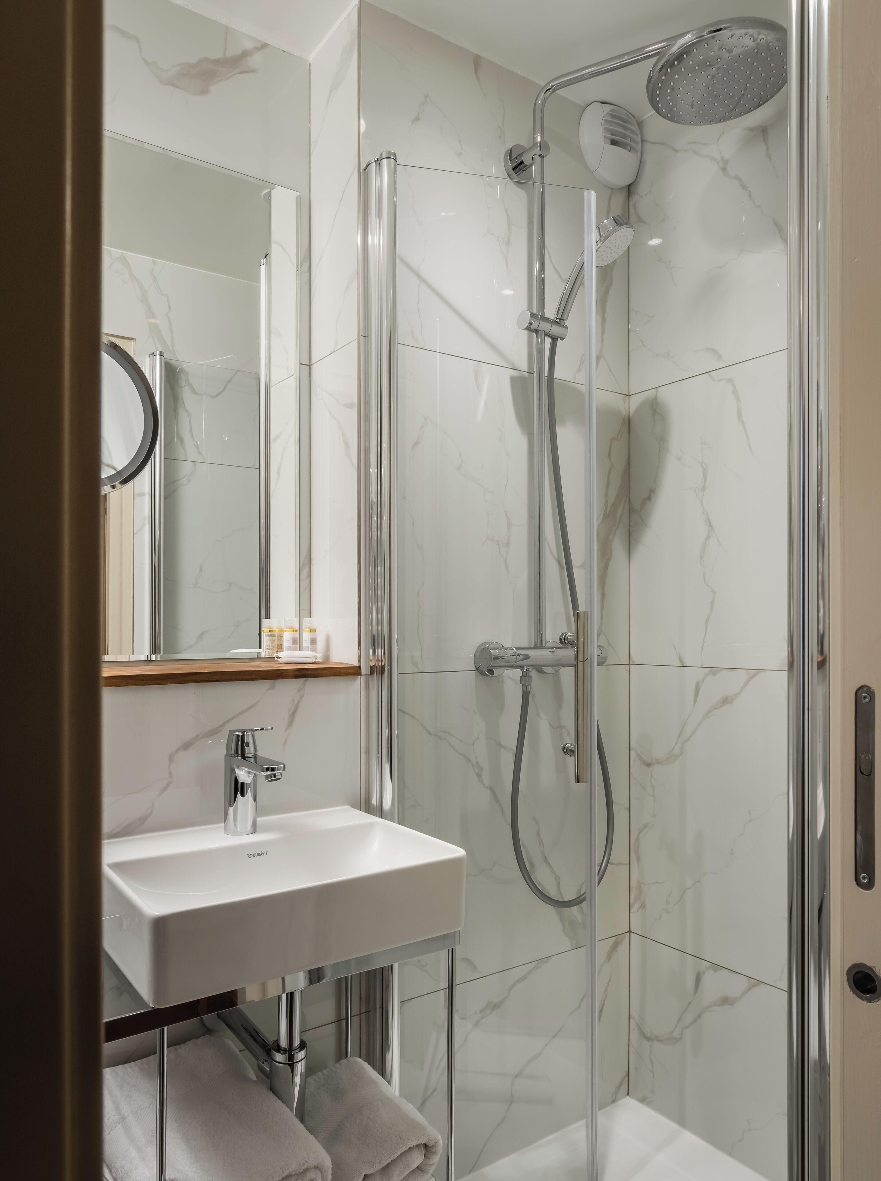 Des Deux Avenues 3* Paris