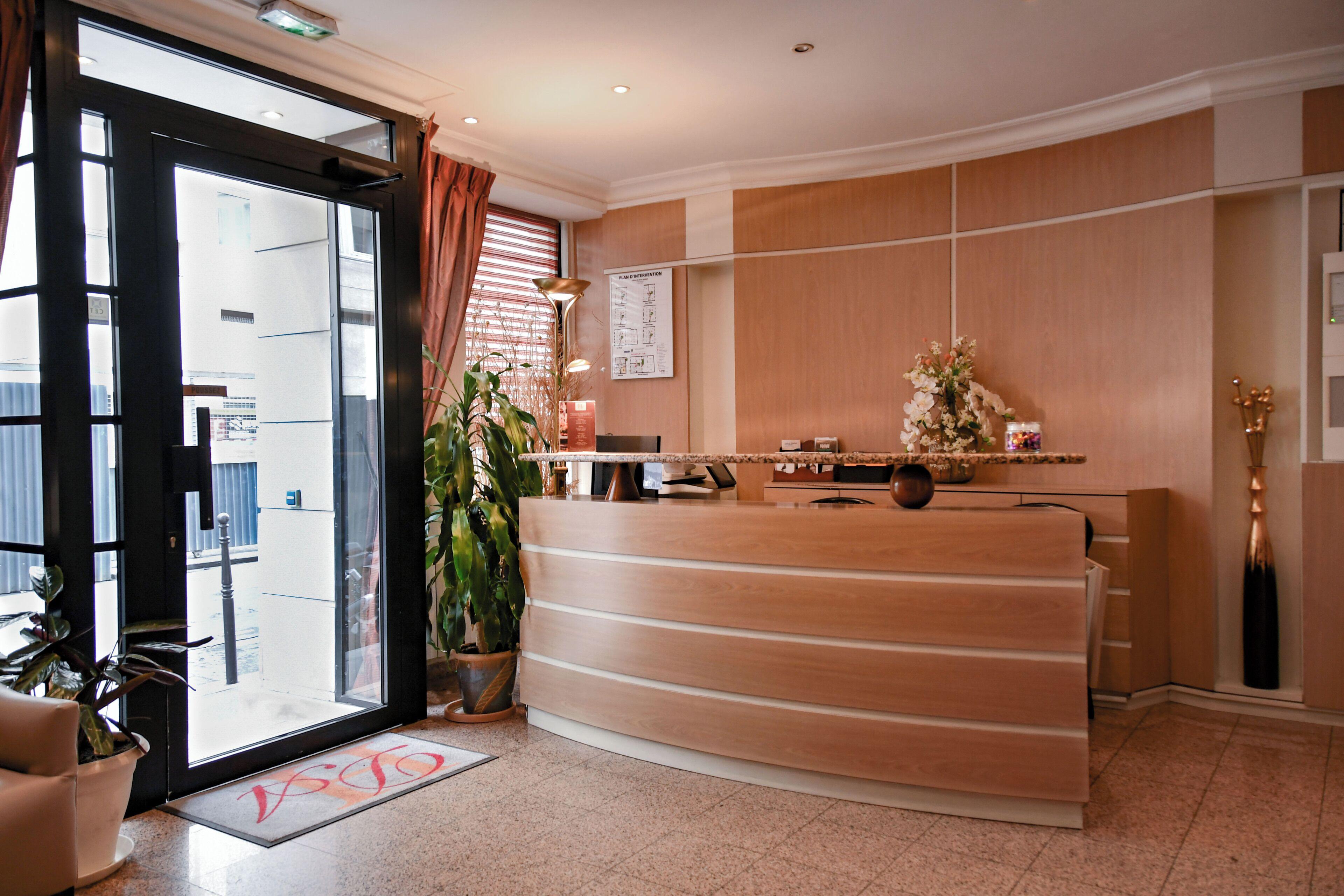 Hotel Des Deux Avenues 3*