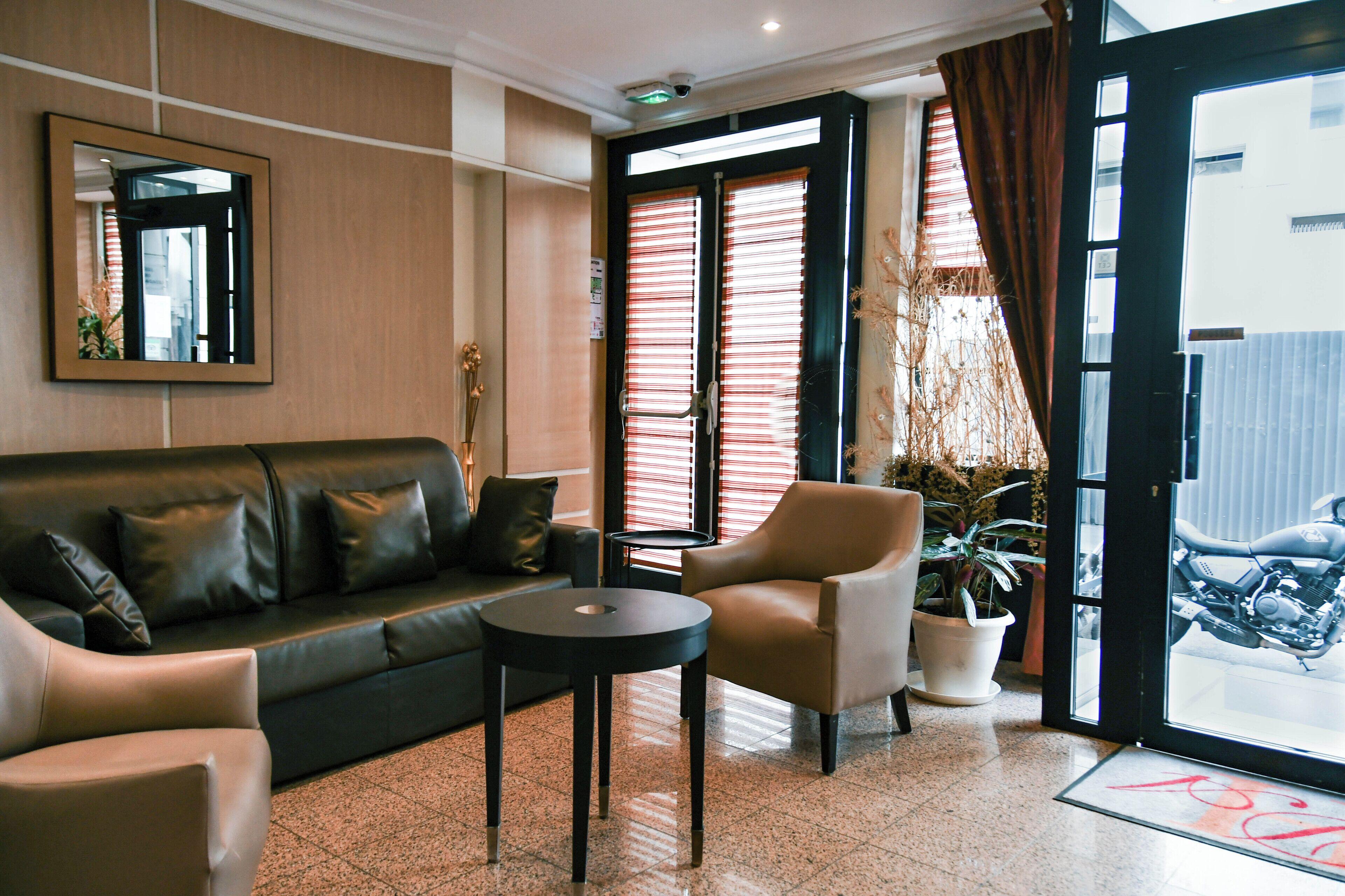 Des Deux Avenues Hotel