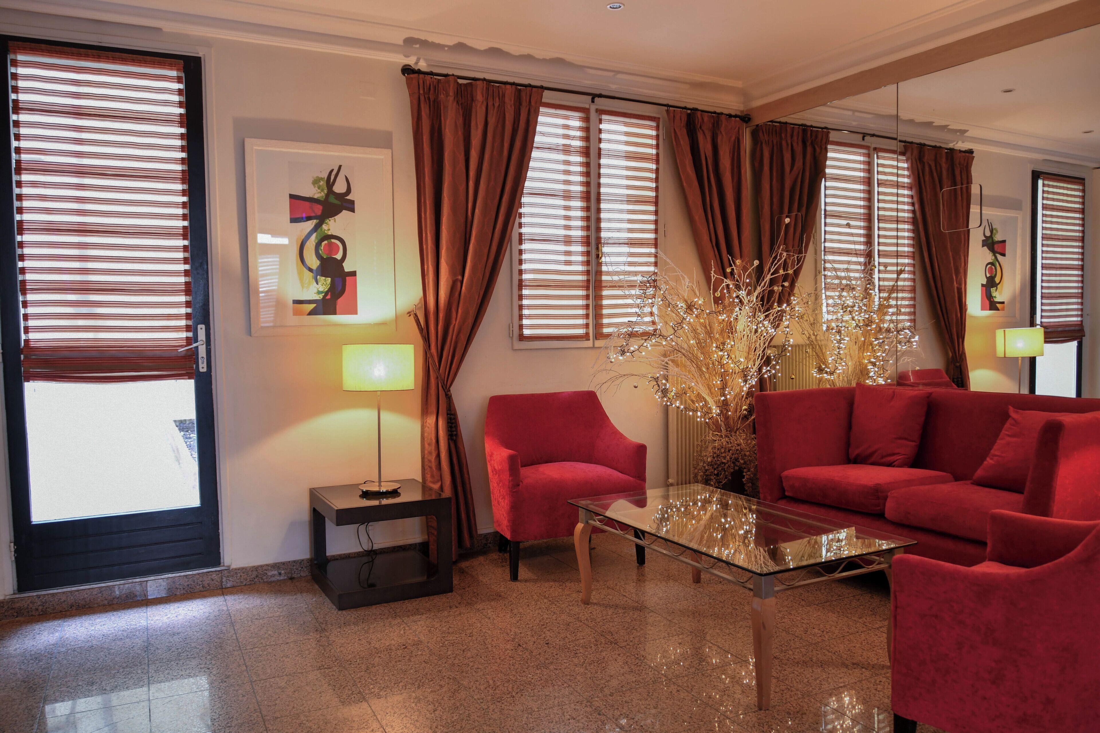 Des Deux Avenues Paris