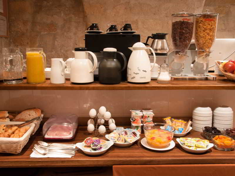 Des Deux Avenues Hotel